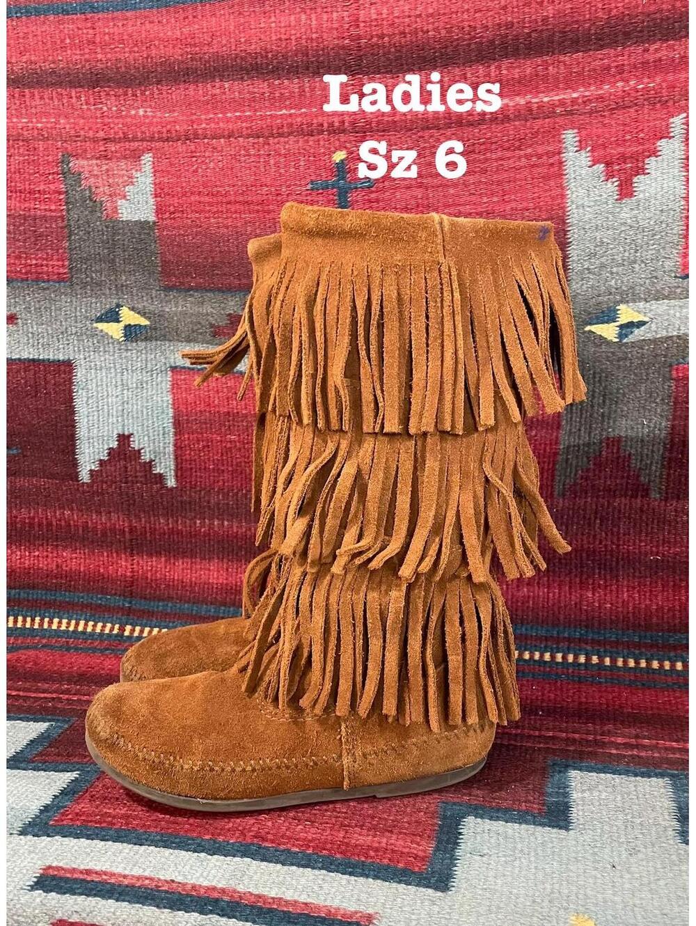 Broken-in Vintage Minnetonka Ladies size 6 Suede 3 Layer Fringe Moccasins Boots